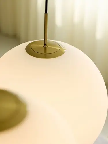 Glasugle lampe med messing top